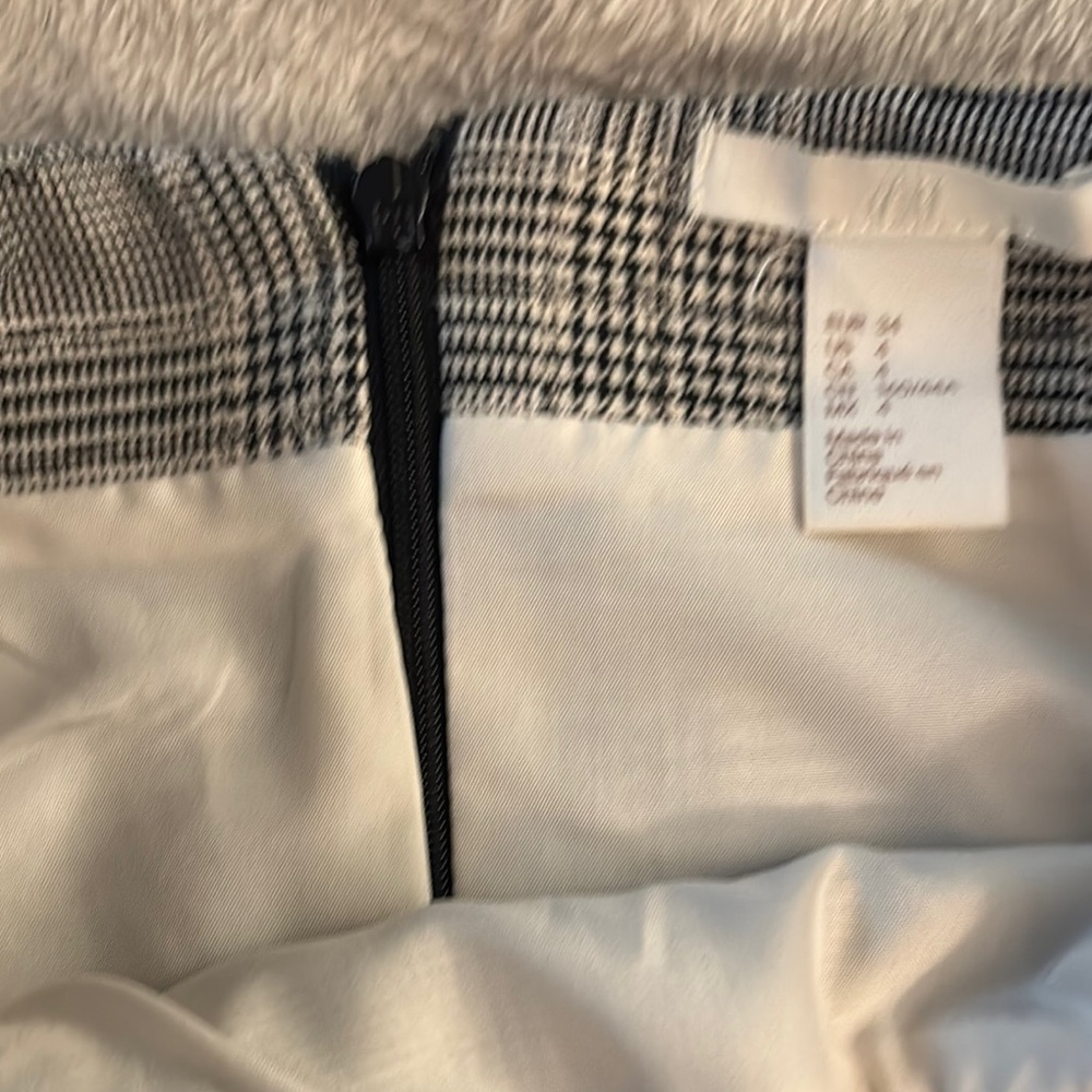 H&M Plaid Mini Skirt with Buckle - Picture 3 of 4